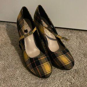 Plaid yellow pump heels